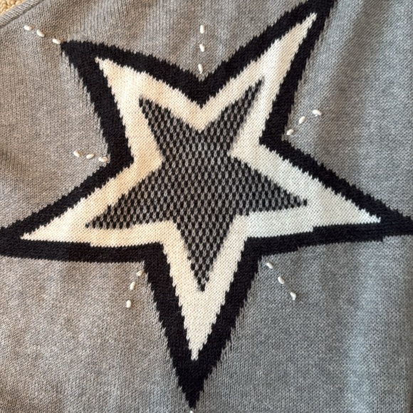 Adorable grey high low open cardigan sweater with black and white stars. - Picture 5 of 8